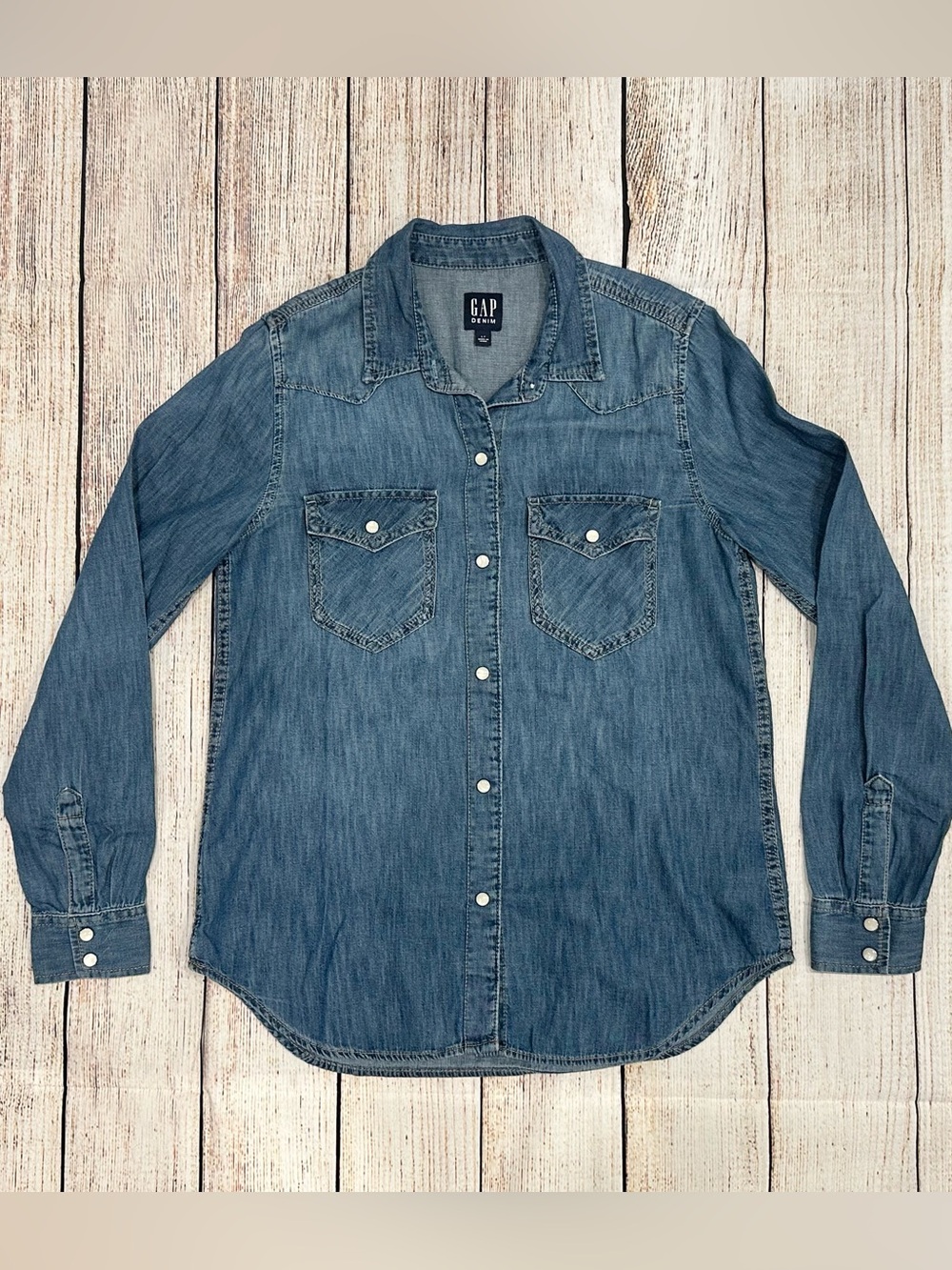 NWOT GAP Women’s Western Style Denim Snap-up Shirt in Size Small